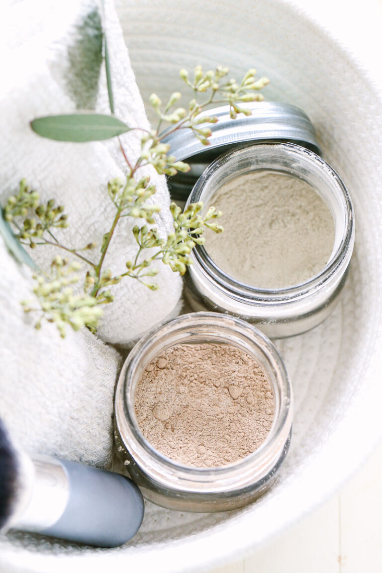 Dry shampoo for blonde and brunette hair in glass jars.