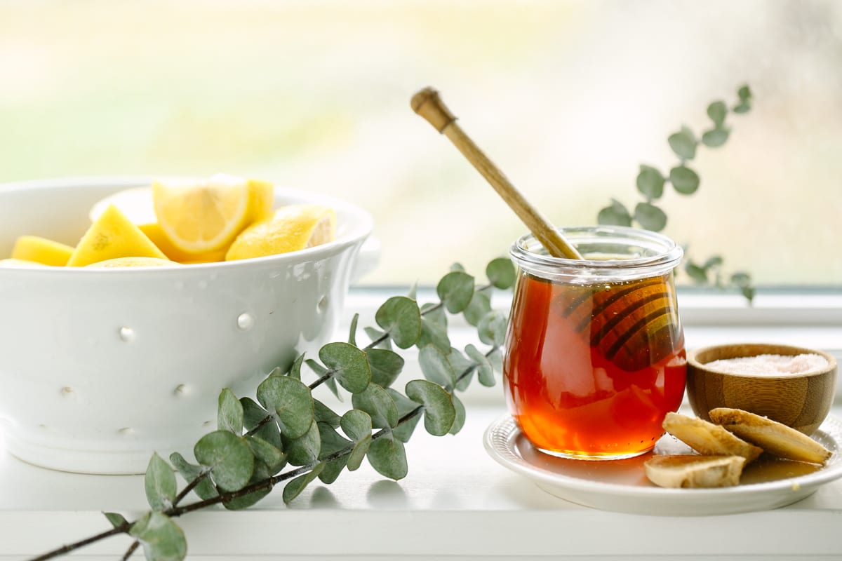 Ingredients needed to make a sore throat tea: honey, lemon, ginger. 