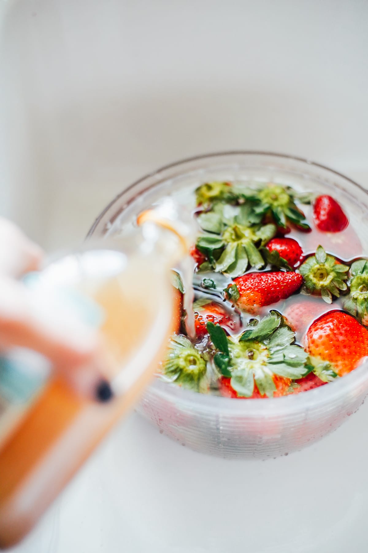 adding vinegar to the strawberries and water to keep mold away