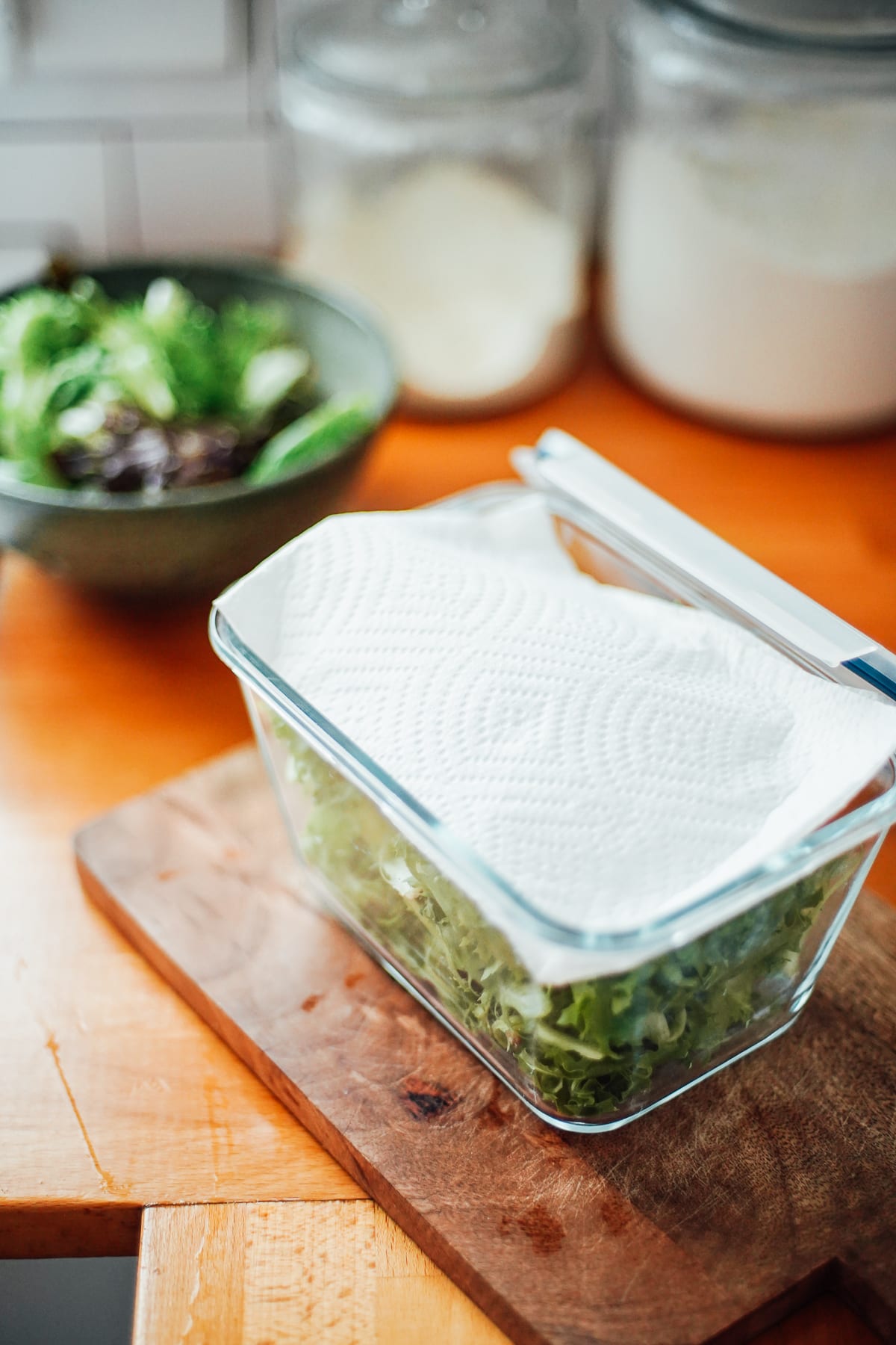 store lettuce with paper towel