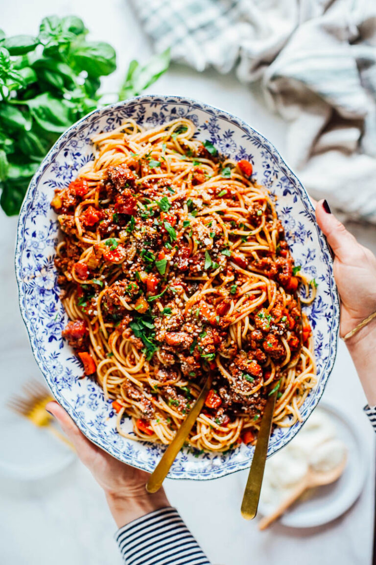 Spaghetti Bolognese mixed with spaghetti on a plate.