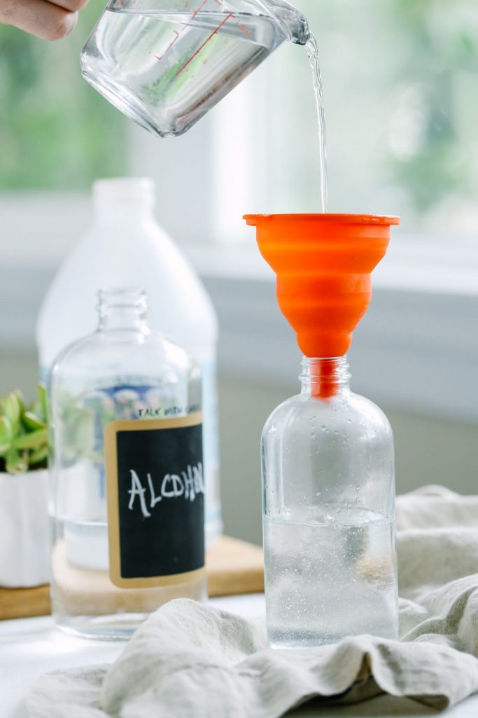 So easy! Just three ingredients, that's all you need to make a super effective glass cleaner at home. For mirrors, glass coffee tables, windows, and even some stainless steel appliances.