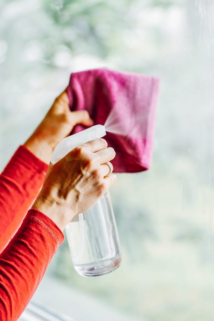 cleaning glass with vinegar