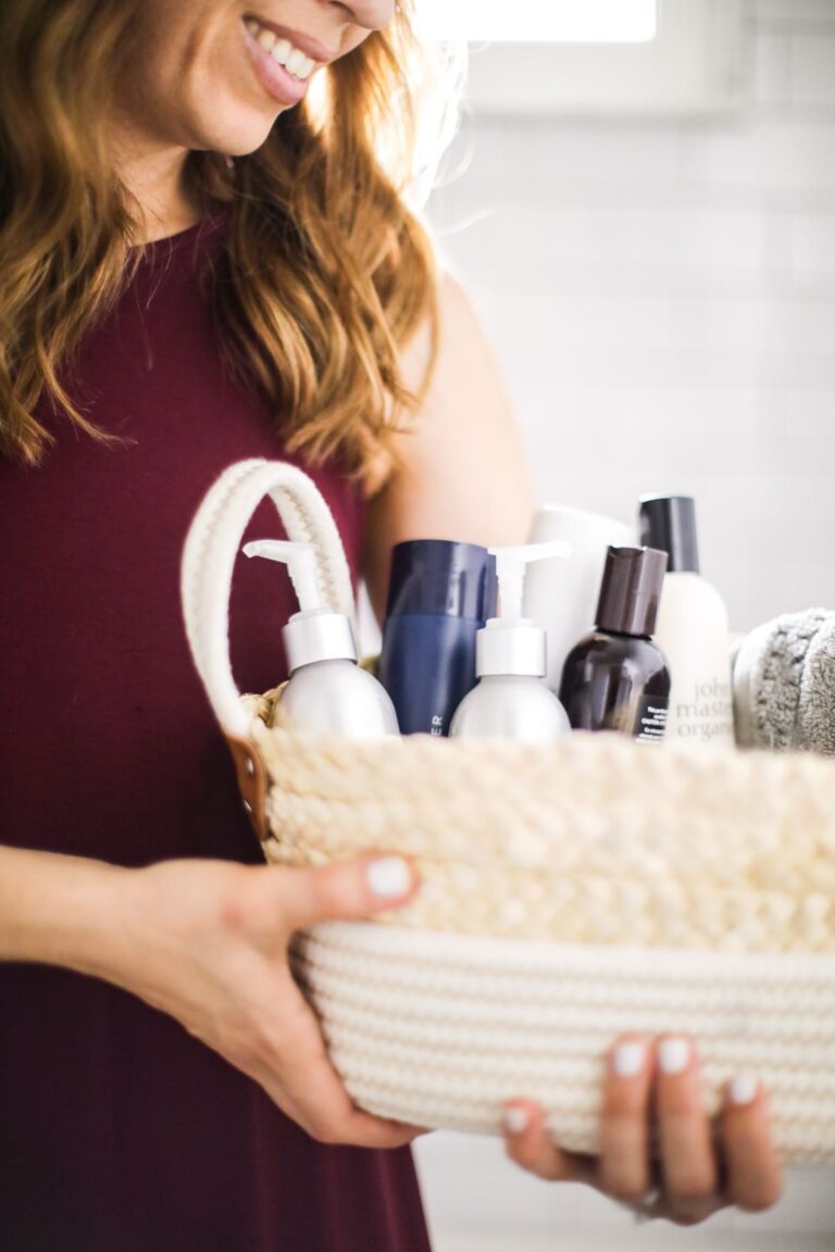 The best natural shampoos in a basket.